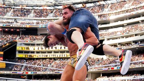 Austin Theory y John Cena en WrestleMania 39 WWE