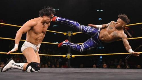 Superluchas - Ángel Garza y Lio Rush, luchadores rivales, se patean sin descanso en el ring.