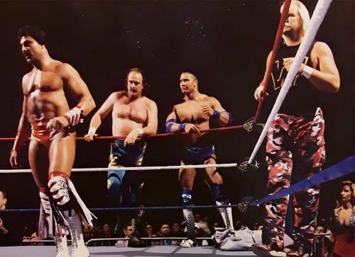 El primer combate de The Rock en la WWE. En Survivor Series, con Marc Mero, Jake Roberts y Barry Windham en noviembre de 1996 en el Madison Square Garden