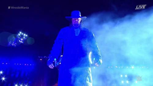 The Undertaker (Mark William Calaway) hace su última entrada al ring antes de retirarse al caer derrotado ante Roman Reigns en WWE WrestleMania 33 (02/04/2017) / Twitter.com/WWE