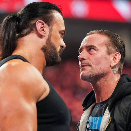 Superluchas - CM Punk y Drew McIntyre uno al lado del otro durante el Royal Rumble.