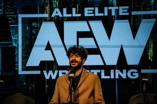 Tony Khan en la conferencia de prensa posterior a AEW Revolution 2023