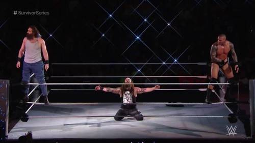 The Wyatt Family (Luke Harper, Bray Wyatt y Randy Orton) celebran la victoria del Team SmackDown sobre el Team Raw en WWE Survivor Series 2016 (20/11/2016) / Twitter.com/WWEUniverse