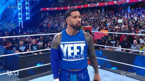 Superluchas - Un hombre con camiseta azul cautiva a la multitud en WWE RAW 11 de diciembre 2023.