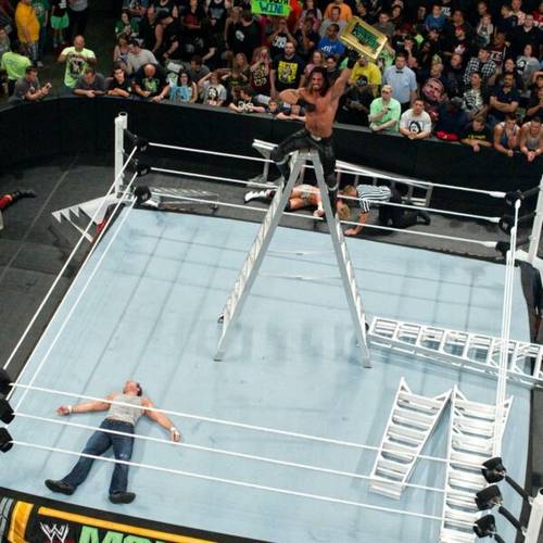 Seth Rollins gana el Money in the Bank en 2016