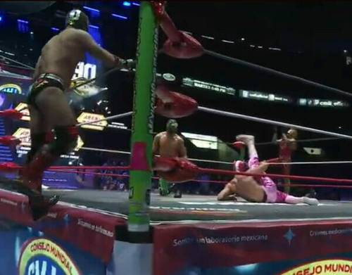 Un combate de lucha libre entre Titán y Soberano Jr.