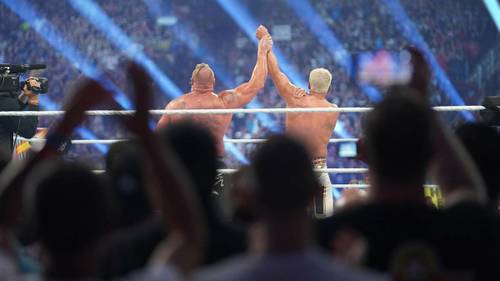 Brock Lesnar levanta la mano de Cody Rhodes después de su lucha en WWE SummerSlam 2023.