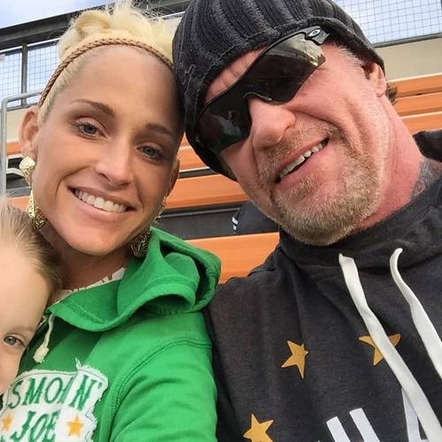 Michelle McCool y The Undertaker, junto a su hija, disfrutan un Partido de Softball (10/04/2015) / Instagram.com/mimicalacool