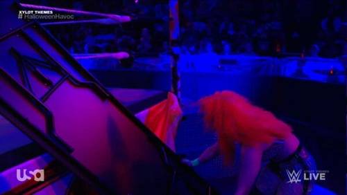 Superluchas - Una mujer está parada en una escalera en una arena de WWE NXT durante la lucha 3x3 el 24 de octubre de 2023.