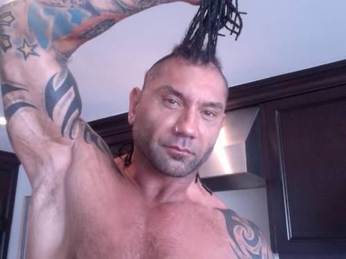 Batista enseña su Look poco antes de raparse / Twitter.com/DaveBautista