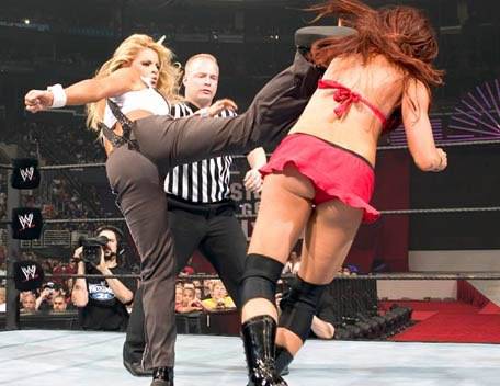 Trish Stratus vs Christy Hemme en WrestleMania 21