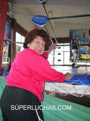 Doña Irma González a pie del ring. Foto de Carlos Acosta