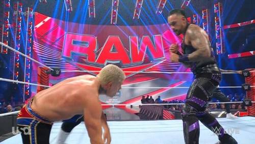Superluchas - Dos luchadores en un ring de lucha libre muestran sus mejores y peores movimientos en el emocionante WWE RAW del 13 de noviembre de 2023.