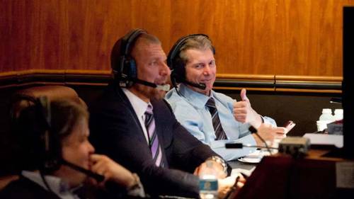 Vince McMahon dirigiendo un programa de WWE junto a Triple H