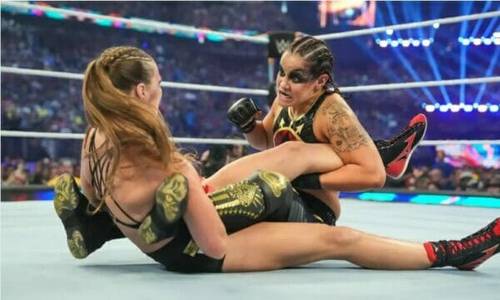 Ronda Rousey vs. Shayna Baszler, luchadoras en el ring.