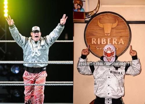 John Cena y Místico (Sin Cara Original), ídolos de WWE y la lucha libre, con el atuendo del restaurante Ribera Steak House de Japón