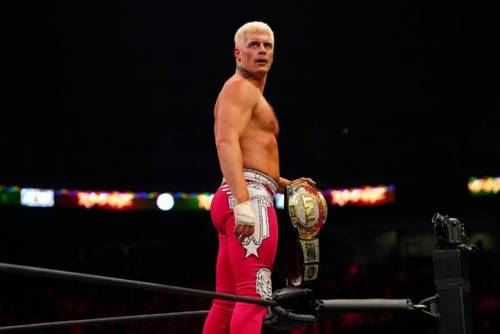 Cody Rhodes con el Campeonato TNT en el episodio de AEW Rampage del 25 de diciembre de 2021 - AEW