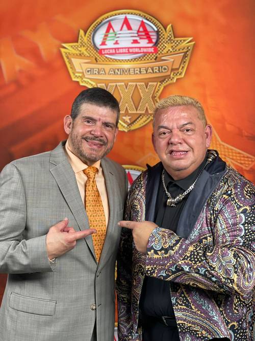 Carlos Cabrera y Hugo Savinovich, comentaristas de AAA en Rey de Reyes 2022 (19/02/2022) / Lucha Libre AAA Worldwide / Twitter.com/LuchaLibreAAA