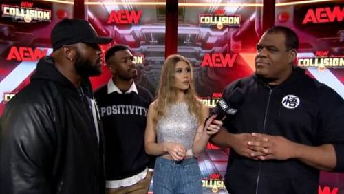 Superluchas - Un grupo de personas hablando en una alfombra roja en un evento de lucha libre con Keith Lee.