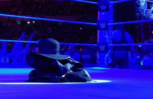 The Undertaker deja sus guantes, su saco y su sombrero tras perder ante Roman Reigns y retirarse en WWE WrestleMania 33 (02/04/2017) / Twitter.com/WWE