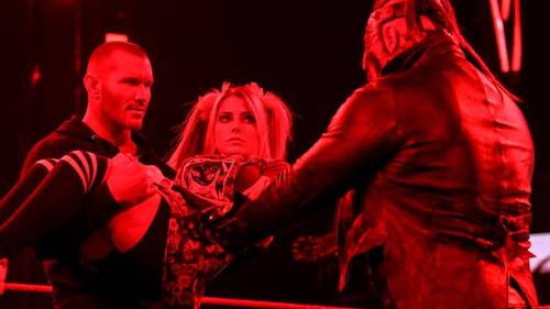 Randy Orton junto a Bray Wyatt y Alexa Bliss en WWE Raw