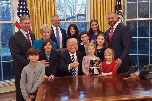 Los McMahon y Triple H, durante una visita a la Casa Blanca en febrero del 2017 - WWE
