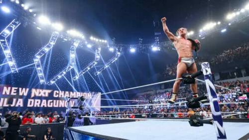 Superluchas - Un luchador está parado en medio del ring, mostrando un hito interesante para Ilja Dragunov en la WWE.