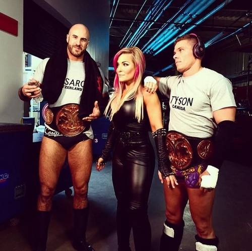 Cesaro y Tyson Kidd como campeones de parejas de WWE con Natalya - instagram.com/wwe