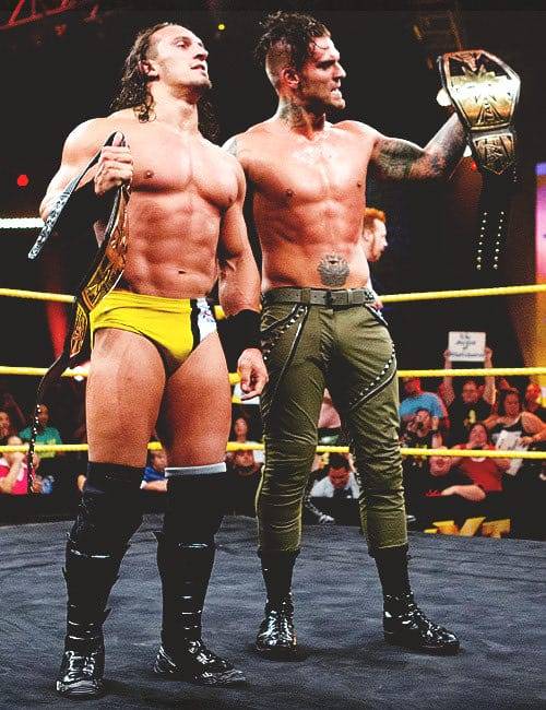Superluchas - Dos luchadores de la WWE, Corey Graves y trabajo, uno al lado del otro.