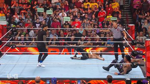 Superluchas - Luchadores de la WWE actuando en el ring.