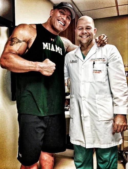 The Rock y su médico de hernia // imagen por @TheRock Twitter