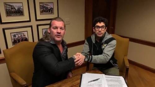 Chris Jericho en su firma de contrato con AEW en 2019 junto a Tony Khan / AEW