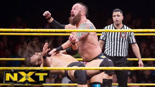 Adam Cole luchando con Eric Young en su primer combate en WWE NXT en 2017