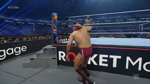 Un luchador mostrando sus habilidades en un ring de lucha libre en WWE SUMMERSLAM 2023.