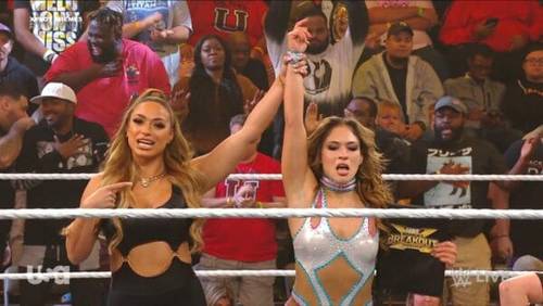 Superluchas - Dos mujeres en un ring de lucha libre con las manos en alto en WWE NXT el 5 de diciembre de 2023.