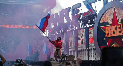 Rusev haciendo su ingreso en WrestleMania 31