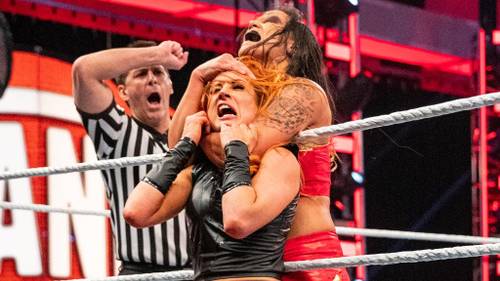 Superluchas - Shayna Baszler, la feroz luchadora de la WWE, domina el ring bajo la atenta mirada del árbitro.