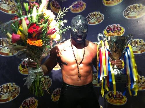 La Sombra, tras ganar la Copa Jr. ante Tama Tonga / Arena México - 14 de diciembre de 2012 / Imagen by Tercera Caída en Facebook