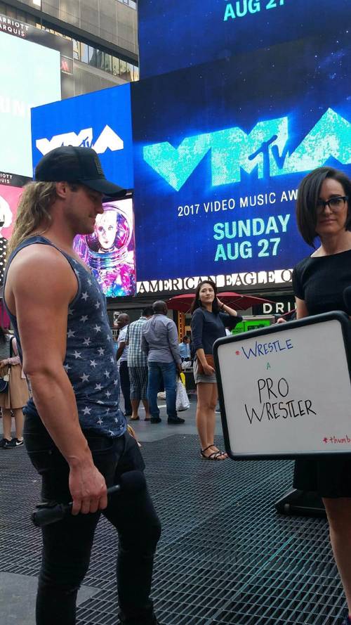 Dolph Ziggler hace Lucha de Pulgares en el Times Square de Manhattan, New York junto a la reportera Lina Kennedy (17/08/2017) / Photo by: daingelm - Reddit.com/r/SquaredCircle