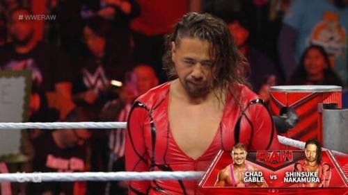 Superluchas - Un luchador con un traje rojo está parado en un ring durante el evento WWE RAW el 20 de noviembre de 2023.