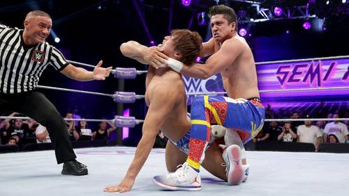 TJ Perkins a punto de hacer rendir a Kota Ibushi en la semifinal del CWC (14-09-2016) / WWE ©