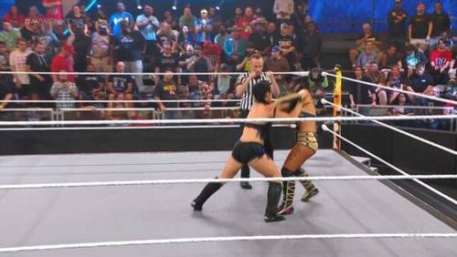 Superluchas - Dos mujeres luchando en un ring frente a una multitud durante WWE NXT el 21 de noviembre de 2023.