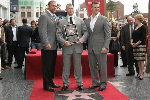Acompañado de Triple H (izquierda) y su hijo Shane McMahon (derecha), Vince McMahon es Homenajeado con su Estrella en el Paseo de la Fama de Hollywood (14/3/2008) / Photo by: Neilson Barnard