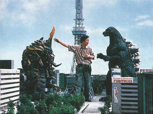 El referi indica que arranca la primera caída en la lucha Godzilla vs Battra