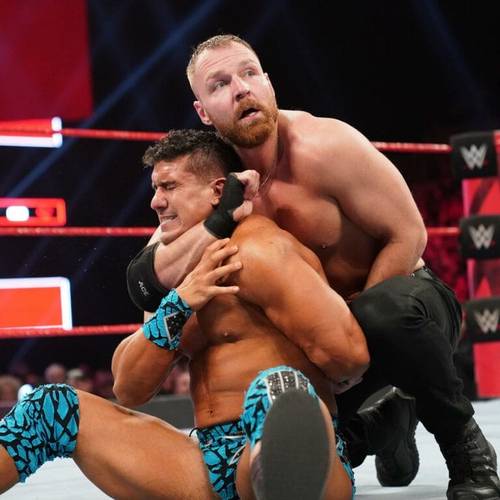 Superluchas - Dixie Carter observa cómo EC3 y Dean Ambrose luchan ferozmente en el ring.