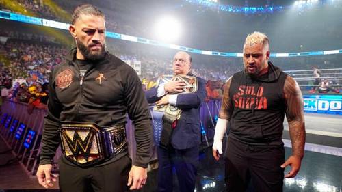 Roman Reigns Solo Sikoa y Paul Heyman abandonan el escenario de SmackDown dejando atrás a The Usos