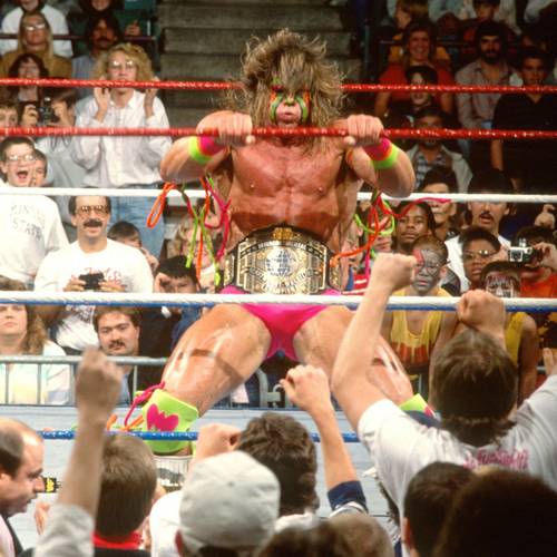 Superluchas - Gunther argumenta apasionadamente que Ultimate Warrior no era un verdadero luchador mientras está en el ring de lucha, rodeado por una multitud que lo vitorea.