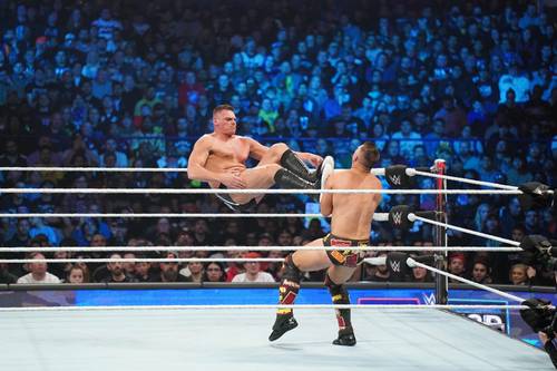 Superluchas - Dos luchadores, Gunther y The Miz, se enfrentan en un ring de lucha libre en Tras Survivor Series 2023.