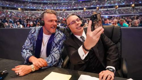 Michael Cole y Pat McAfee narrando un evento de WWE