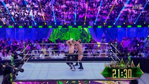 Superluchas - Dos luchadores en un ring muestran lo mejor y lo peor de WWE FASTLANE 2023 mientras la multitud aplaude.